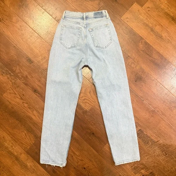 Abercrombie & Fitch The dad high rise jeans curve in Light Blue Wash - Picture 5 of 6